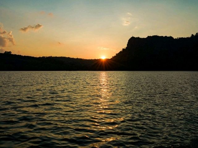 ล่องเรือชมวิวจิบชาที่เขื่อนแม่สรวย