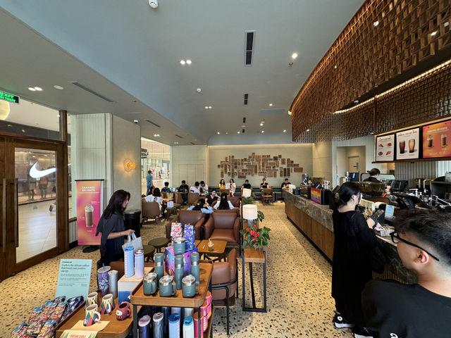 ☕️🇻🇳 Starbucks at West Lake – A Quiet Corner with a Surprisingly Busy Crowd