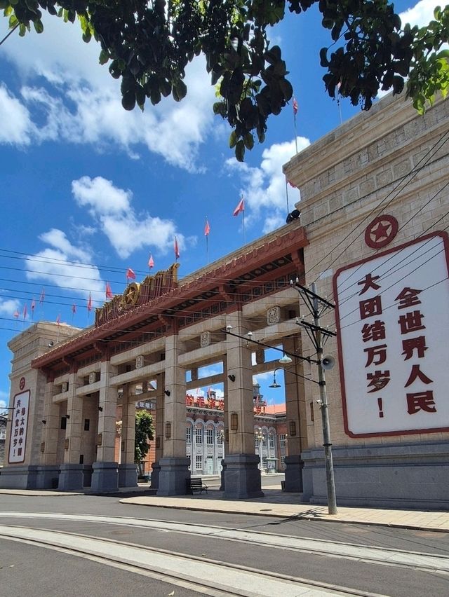 Haikou Must-Visit - Mission Hills Huayi Feng Xiaogang Brothers Movie Town
