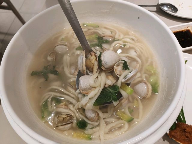 聖水洞必吃美食，조조칼국수蛤蜊刀削麵與海鮮蔥餅的絕妙組合。