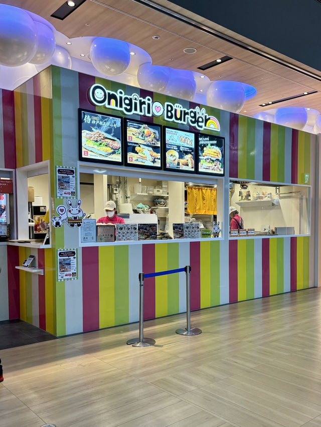 【大阪・関西空港】寿司職人が手がける、ワンハンドの“和”バーガー「Onigiri Burger 関西国際空港本店」