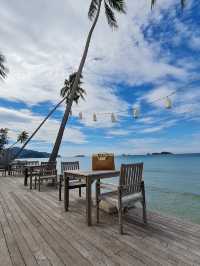 นอนชิวริมน้ำที่ Santhiya tree resort 