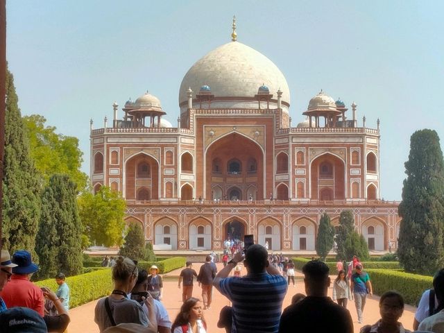 ⏳ A Day Alone in Timeless Delhi – Chaos, History & Soul