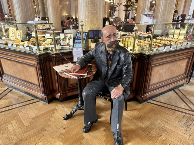 在擁有帝國風格的奧地利維也納中央咖啡館（Café Central）喝下午茶☕️