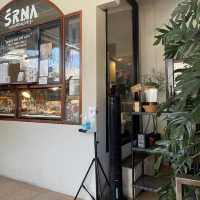 SRNA. Cafe ที่เรียบเท่แต่แอบอบอุ่น