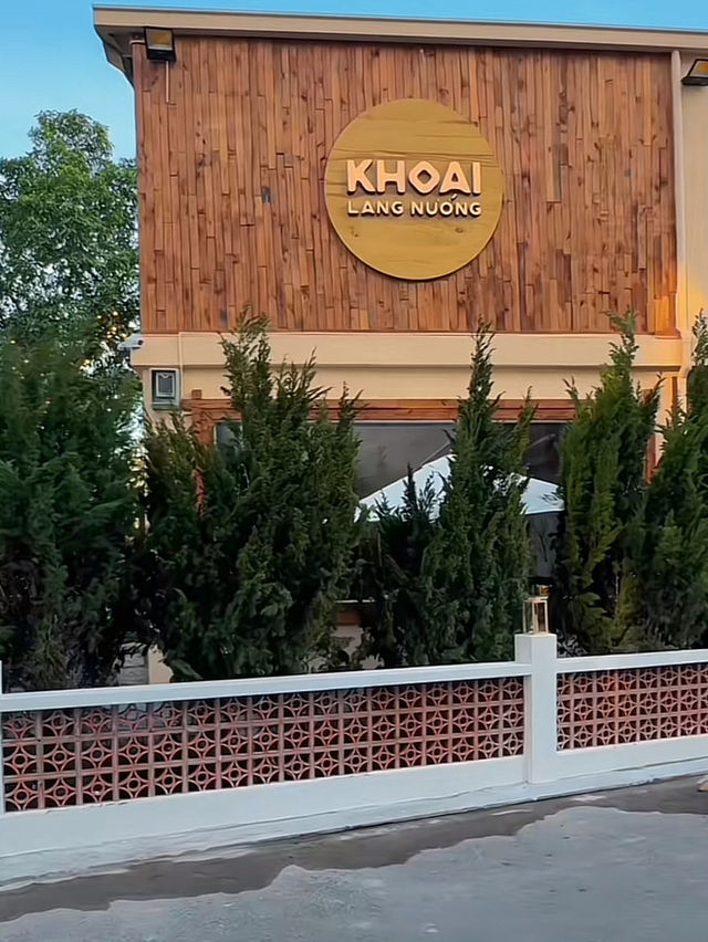 ตามกลิ่นมันนึ่งที่ Khoai Lang Nuong