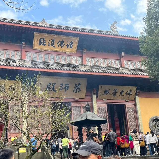 🕊️ Tranquility Amidst the Peaks — A Visit to 灵隐寺 (Lingyin Temple)