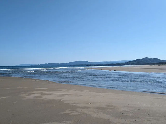 高知の“ウユニ塩湖”！？入野の浜で幻想的な海の旅を