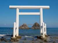 踏浪夕陽間，感受永恆的祝福：福岡糸島二見浦夫妻岩之心靈行旅