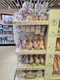 สนามบินฮ่องกงก็มี Disney store นะ