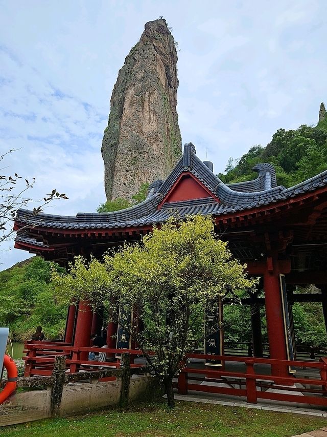 縉云仙都裡高聳云端的鼎湖峰