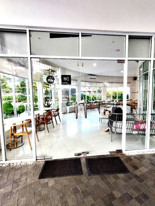 Sunny Cafe Escape🌿
