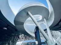 雲朵造型的高雄車站