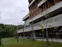 政大達賢圖書館是政治大學近年最具代表性的校園地標之一,以現代感十足的建築設計,重新定義大學圖書館的樣貌