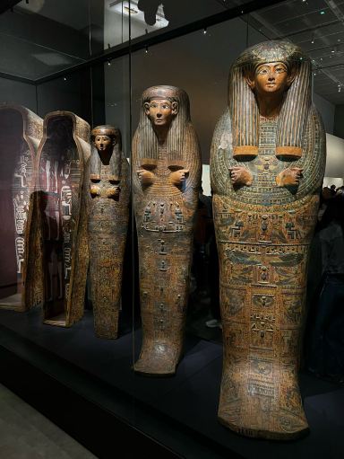 古代エジプトの石碑に刻まれたヒエログリフ展示館で記念撮影。 | Trip