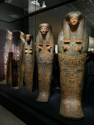 古代エジプトの石碑に刻まれたヒエログリフ展示館で記念撮影。 | Trip