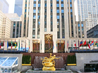 🗽✨ Fifth Avenue – New York City, USA 🇺🇸

Fifth Avenue

🛍️✨ หากพูดถึงถนนช้อปปิ้งที่โด่งดังที่สุดในโลก ชื่อของ Fifth Avenue ต้องติดอันดับต้น ๆ อย่างแน่นอน ถนนสายนี้ตั้งอยู่ใจกลางแมนฮัตตันและเป็นสัญลักษณ์แห่งความหรูหราของนครนิวยอร์ก ตลอดสองฝั่งถนนเต็มไปด้วยร้านแฟชั่นระดับโลก แบรนด์ลักชัวรี และห้างสรรพสินค้าชื่อดังที่นักช้อปจากทั่วโลกใฝ่ฝันจะมาเยือนสักครั้ง

การเดินเล่นบน Fifth Avenue ไม่ได้เป็นเพียงการช้อปปิ้งเท่านั้น แต่ยังเป็นการสัมผัสบรรยากาศของมหานครที่ไม่เคยหลับใหล คุณจะได้เห็นตึกระฟ้าสวยงาม ร้านค้าที่ตกแต่งหน้าร้านอย่างอลังการ โดยเฉพาะในช่วงเทศกาลคริสต์มาสที่ถนนทั้งสายประดับไฟระยิบระยับราวกับอยู่ในภาพยนตร์ฮอลลีวูด 🎄✨

บริเวณใกล้เคียงยังมีสถานที่สำคัญมากมาย เช่น Rockefeller Center, St. Patrick's Cathedral และ Central Park ทำให้สามารถเที่ยวได้ทั้งวันแบบไม่มีเบื่อ ไม่ว่าคุณจะเป็นสายแฟชั่น สายถ่ายรูป หรือคนที่อยากสัมผัสเสน่ห์ของนิวยอร์ก Fifth Avenue คือจุดหมายที่ไม่ควรพลาด

📍 จุดเช็กอินยอดนิยม

Rockefeller Center 🏙️

St. Patrick's Cathedral ⛪

Fifth Avenue Luxury District 💎

Central Park South 🌳

Saks Fifth Avenue 🛍️

⭐ ไฮไลต์

ถนนช้อปปิ้งระดับโลก

รวมแบรนด์หรูชั้นนำ

บรรยากาศนิวยอร์กสุดคลาสสิก

จุดถ่ายรูปสวยตลอดทั้งปี

ช่วงคริสต์มาสสวยเป็นพิเศษ 🎄

📸 แฮชแท็ก #FifthAvenue #NewYorkCity #NYC #LuxuryShopping #VisitNYC #Manhattan #TravelUSA #ShoppingDestination #NewYorkLife #CityExplorer

🗽🛍️✨🏙️📸💎🌃🇺🇸❤️