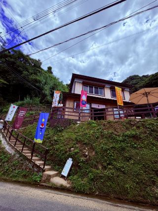 愛媛県伊予市双海町の人気観光スポット「JR下灘駅」近くにある、古民家を改装した複合商業施設・休