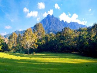 Nestled in the quiet valley of the upper Nu River, Dimo Village rests peacefully on a hidden terrace of the Gaoligong Mountains, far from the tourist crowds of Bingzhongluo, preserving the most primitive border mountain lifestyle.