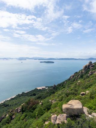 《Tamano City, Okayama Prefecture》 You can enjoy a panoramic view of the beautiful islands of the Seto Inland Sea and the Shikoku mountain range on the opposite shore. It's about a 12-minute walk from the parking lot. 🚶♂️💨
One photo shows Heart Rock, which you can climb, but it's about 1 meter high, so it's difficult in a skirt.
.
.
.
At Oji-ga-take, you can see rocks with interesting names such as "Uncle Rock," "Smiling Rock," "Sheep Rock," and "Heart Rock."
.
.
.
At "Heart Rock," there's a spot where you can take photos from a little way up from Smiling Rock (about 2 minutes from Heart Rock). 😊 I took a particularly wide-angle shot. 📸
.
.
Benefits: This is a popular spot where couples who visit are said to be "happy forever."

____________
⁡
Spot: Ojigatake
⁡
🌎: 4-chome, Shibukawa, Tamano City, Okayama Prefecture 706-0028
⁡
Access by car: Approximately 25 minutes from Kojima IC on the Seto-Chuo Expressway

Access by public transport: Approximately 70 minutes by express bus bound for Shibukawa from JR Okayama Station, get off at "Shibukawa" bus stop, then approximately 10 minutes by taxi

Parking: 200 regular cars
⁡
Date of shooting: 2026.9/10
⁡
Model: Sakana-san
⁡
____________
#Ojigatake
#HeartRock
#PowerSpot
#okawamatrip
#ScenicSpot