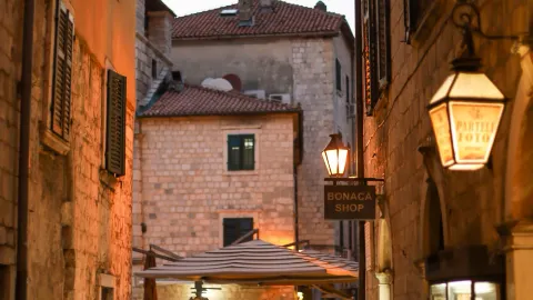 Koper’s Old Town Stroll: Čevljarska Ulica is Everything! 🏰✨ — traveler post in Koper