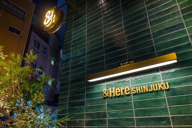 🇯🇵【新宿潮流家庭公寓】&Here SHINJUKU✨ 2025 年 9 月開幕 × 鄰近新宿御苑與新宿三丁目 × 大坪數多人房型與私享桑拿/劇院套房 🇯🇵🏨