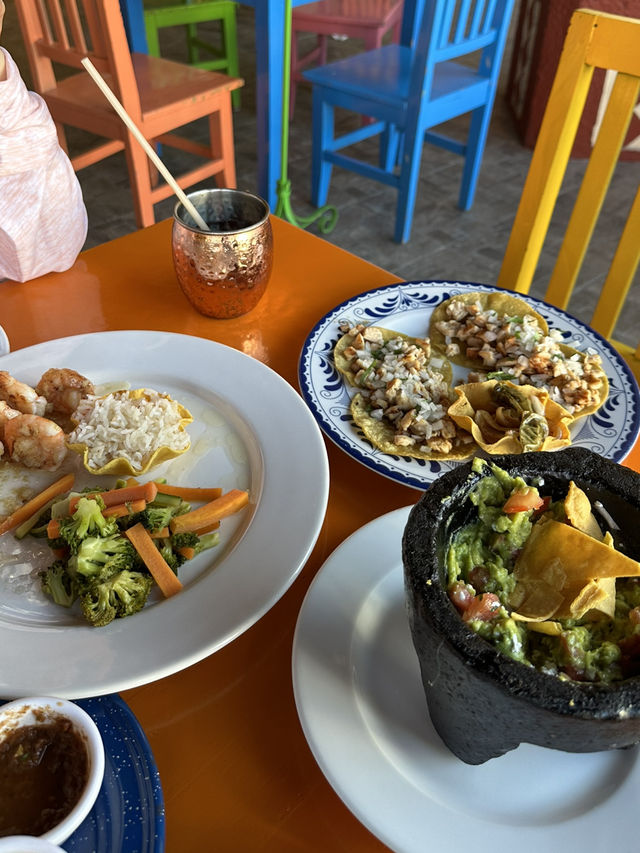 カンクン🇲🇽カラフルで可愛いレストラン🌮
