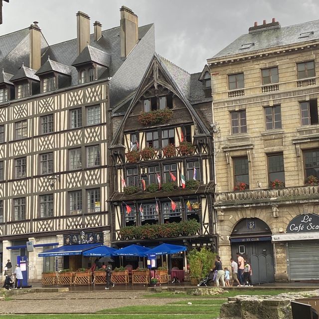 รูอ็อง (ฝรั่งเศส: Rouen)