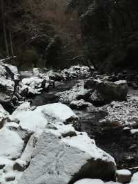 The winter beauty of Nabegataki falls