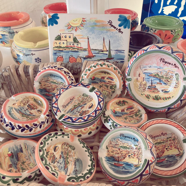 도자기에 그려진  Polignano a Mare 풍경을