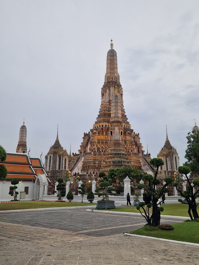 Bright lights, bustling streets, and unbeatable street food – Bangkok never sleeps.