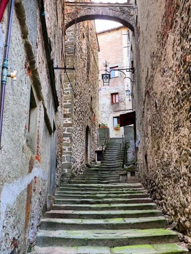 🏰 Medieval Echoes in the Tuscan Hills – Anghiari, Italy