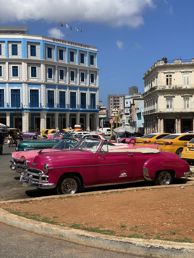 Havana Roadtrip: Classic Cars, Rooftop Views & Rich History