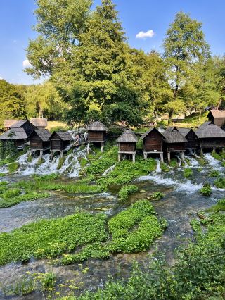 Jajce เมืองแห่งราชวงศ์ที่มีน้ำตกตระหง่านอยู่ใจกลางเมือง