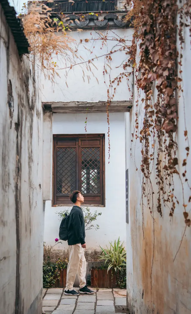 Old streets and ancient lanes, blue bricks and black tiles, half is the shore and half is the river