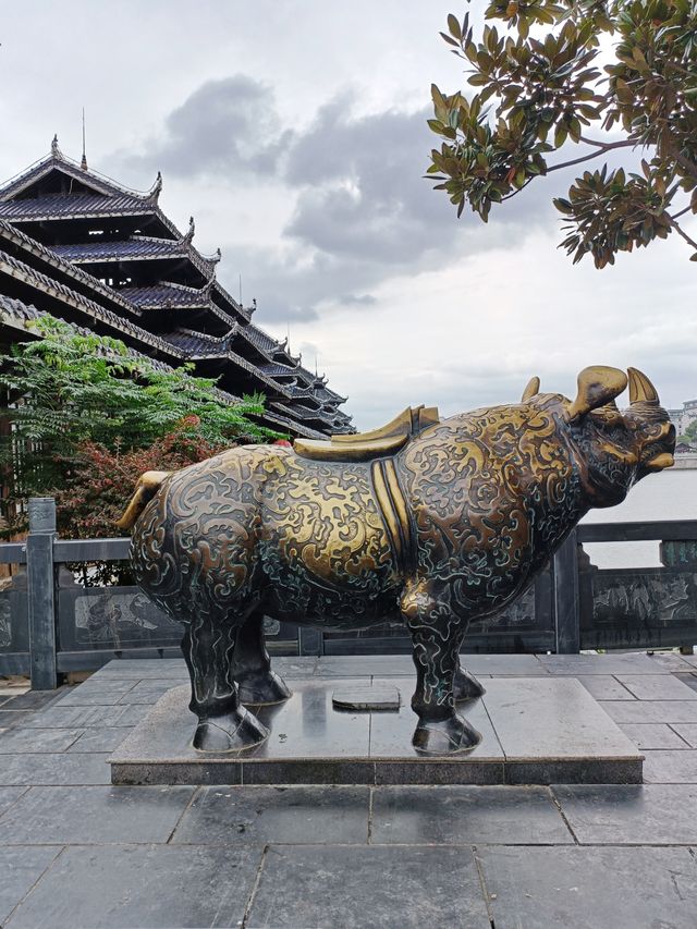 芷江龍津橋，全橋身用杉木卯眼相接，未用任何鐵釘鐵器，歷史上一直是湘黔公路的要塞，史稱“三楚西南第一橋