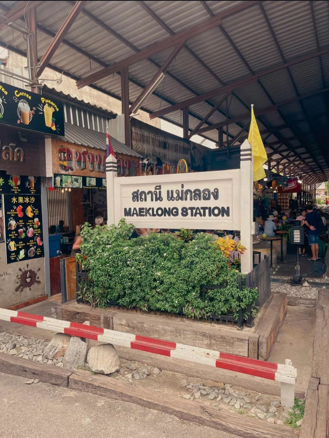 The market Dancing with trains 🚂 🇹🇭