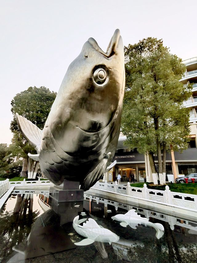 千島湖魚街， 人在湖中遊，魚在街上走