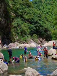 夏天就是要泡在水里安吉山步石溯溪
