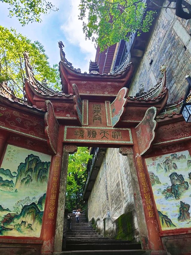 探索重慶道教老君洞千年道觀，登頂絕美風光盡收眼底！