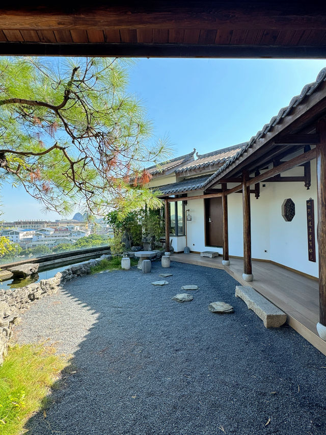 這酒店頂樓竟然隱藏著蘇式山景園林。