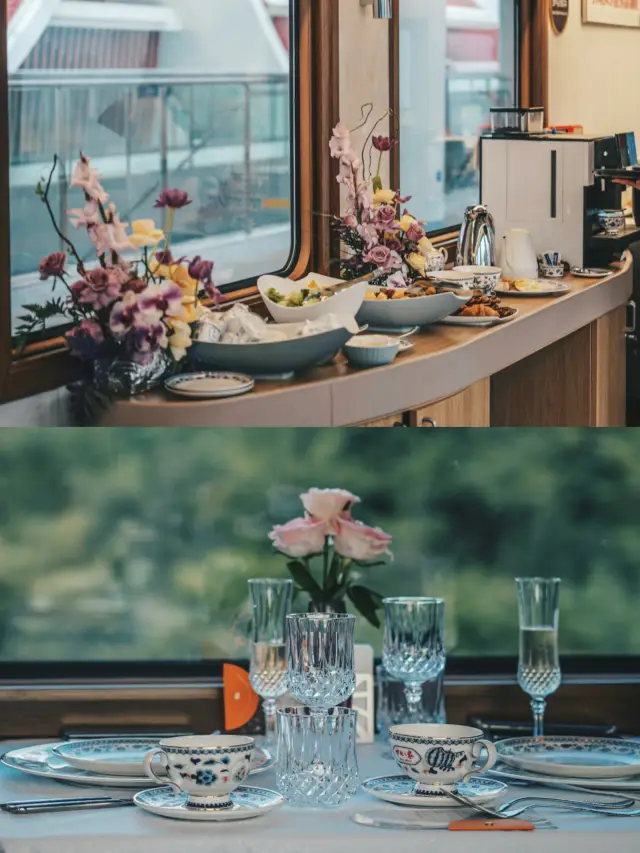 Yunnan's ultimate aesthetic experience|A starlight train departing from Kunming.