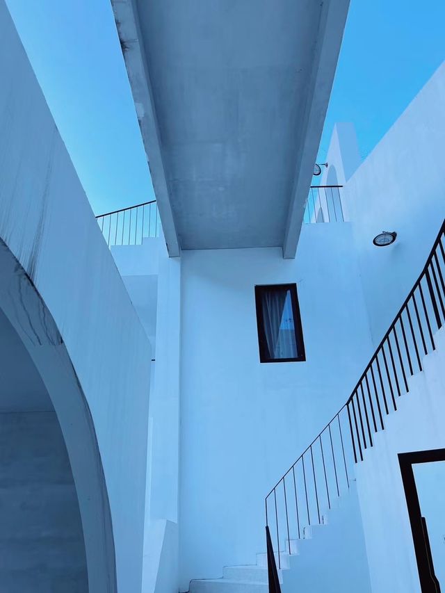 在懸崖上泡溫泉，欣賞麗水美景