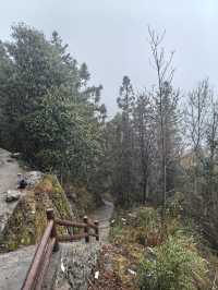 白岩山上白岩寺，立春時節春雨盛
