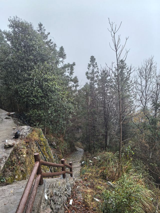 白岩山上白岩寺，立春時節春雨盛