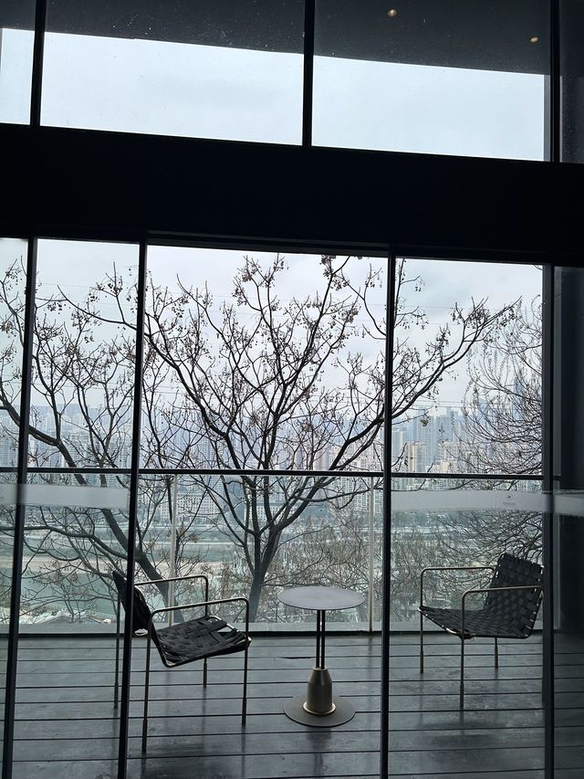 重慶山城！在山頂的美術館酒店！