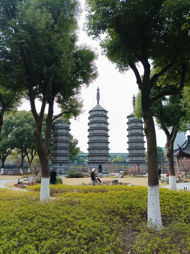 鎮龍三塔