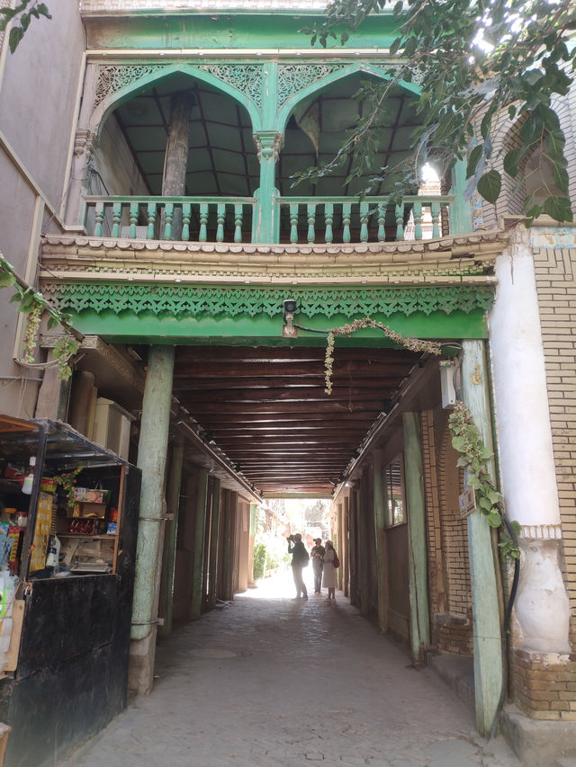 Kashgar – A Timeless Gateway to Silk Road History! 🕌🐪    
