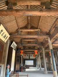 名勝中國•鄭宅 在中國的歷史上，有一個家族歷時長達三百五十多年，歷經宋、元、明三代，十五世同居，同財