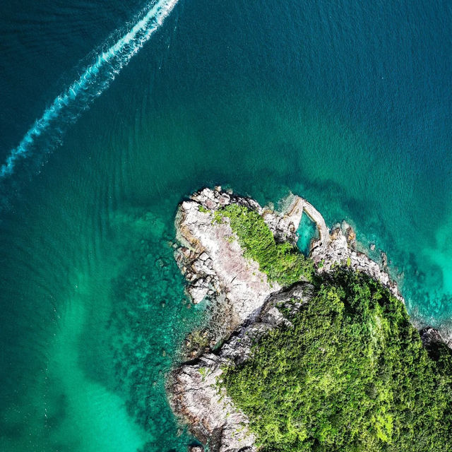 🌊香港隱世「海洋之心」！心形泳池+玻璃海，打卡露營一應俱全